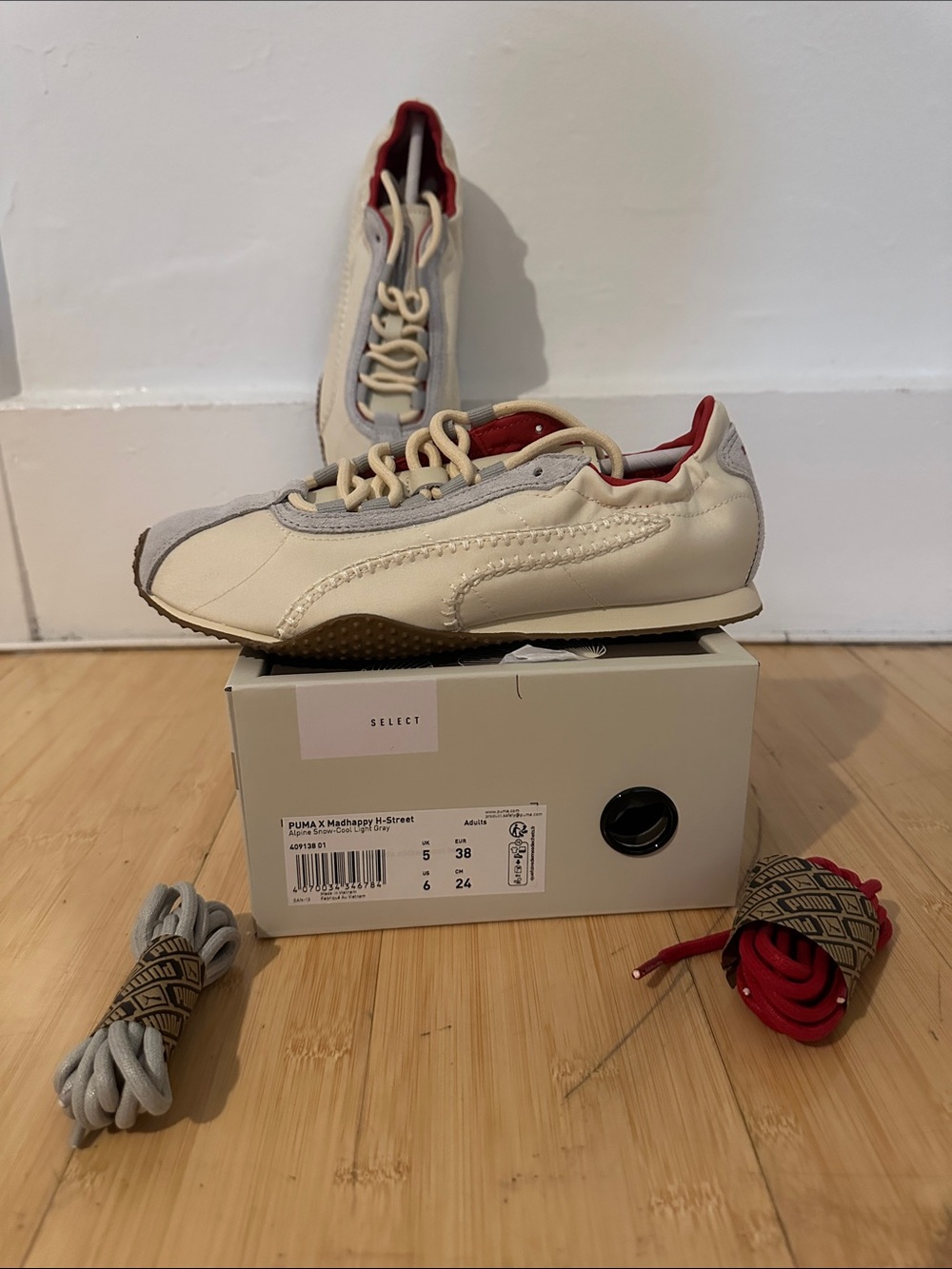 Puma Womenโs Casual Low-Top Sneakers in White and Red